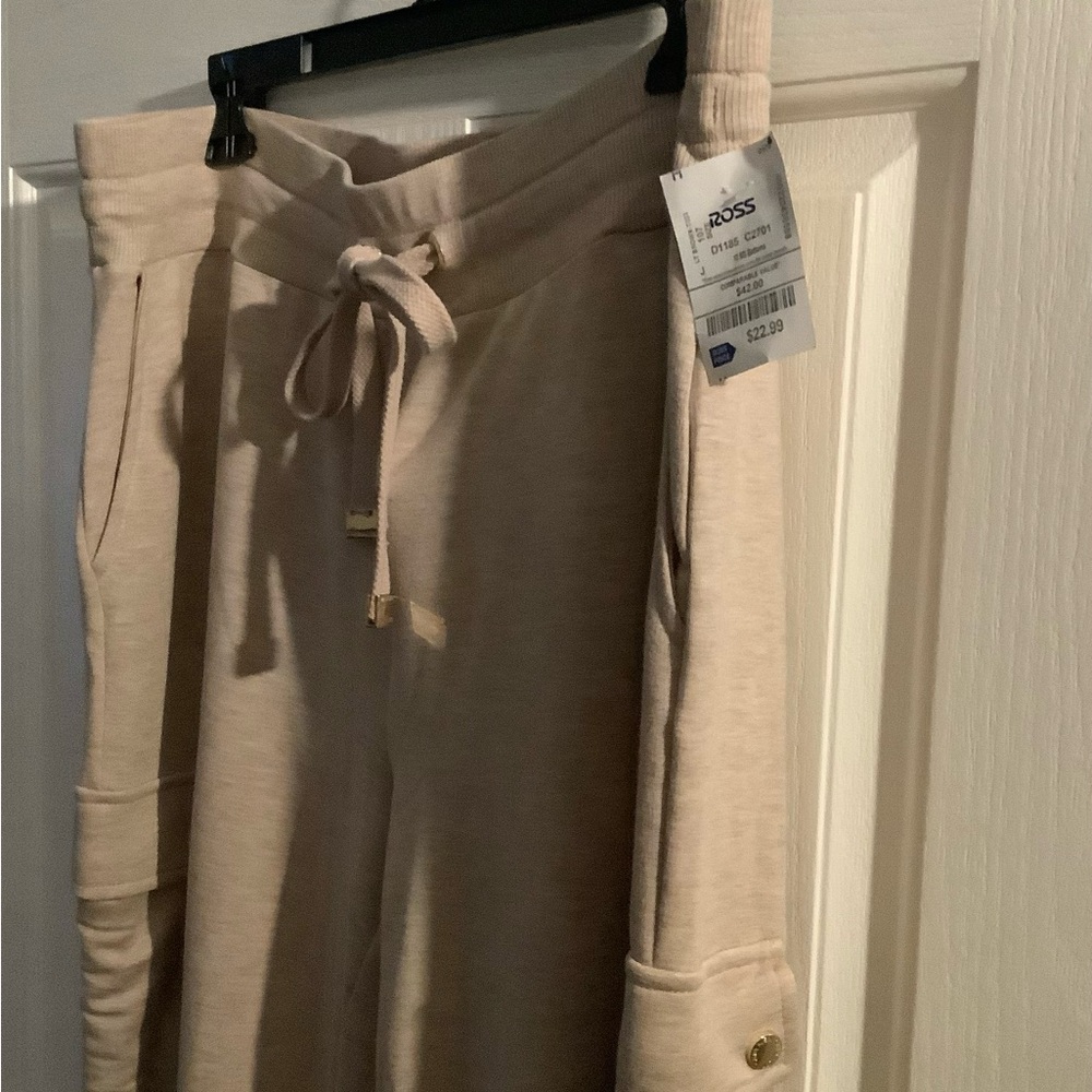 Capri pant set in beige by Calvin Klein, size XL. - Picture 15 of 16